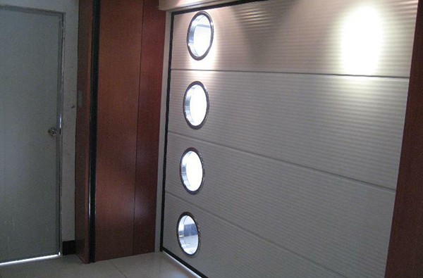 豪華車(chē)庫(kù)門(mén)